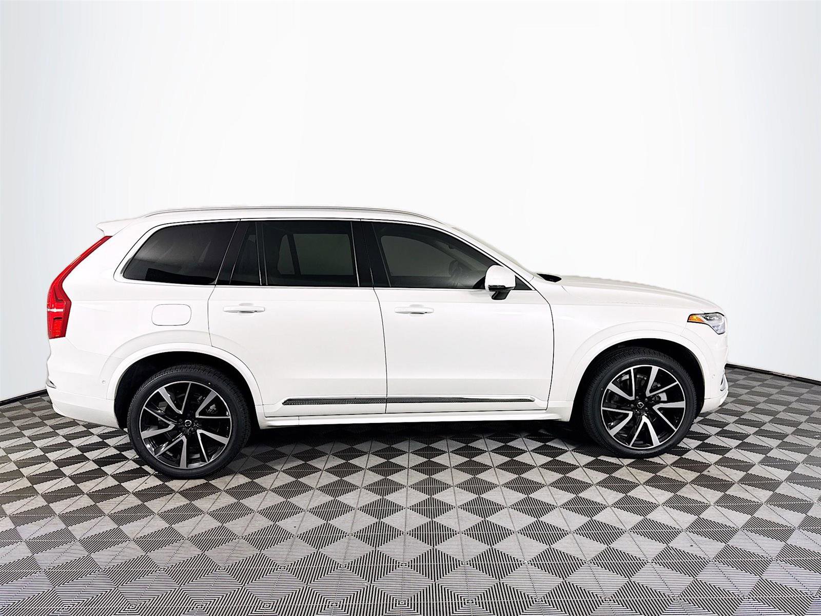 2023 Volvo XC90 B5 AWD Plus photo 2