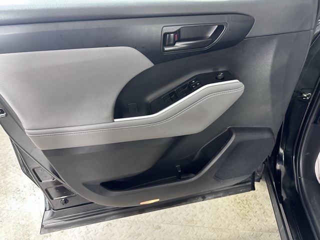 2022 Toyota Highlander LE photo 17