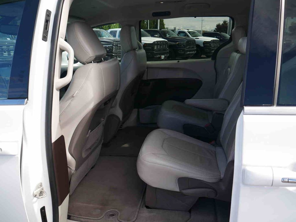 2021 Chrysler Pacifica Touring L photo 10