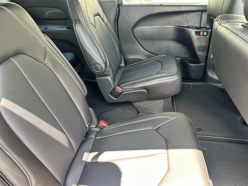 2025 Chrysler Pacifica photo 17