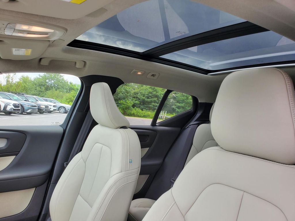 2026 Volvo XC40 photo 5
