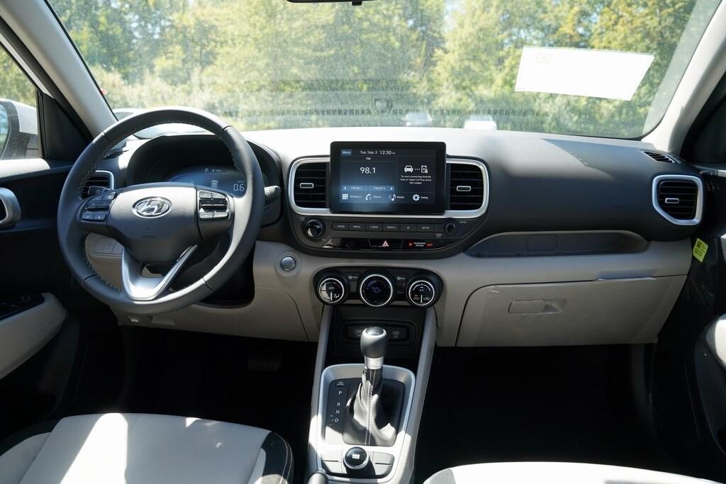 2025 Hyundai Venue SEL photo 6