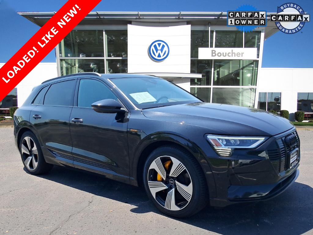 2022 Audi e-tron Premium Plus's photo