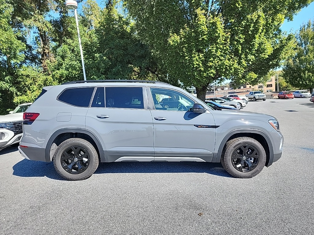 2025 Volkswagen Atlas Peak Edition SE photo 4