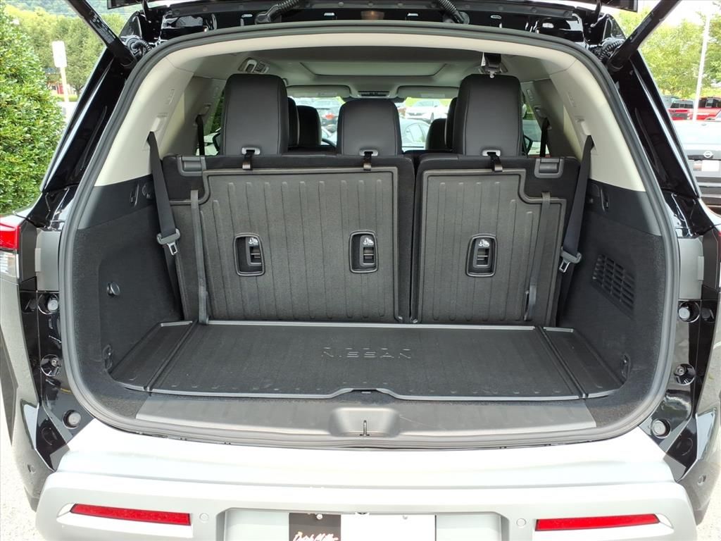 2025 Nissan Pathfinder Platinum photo 10