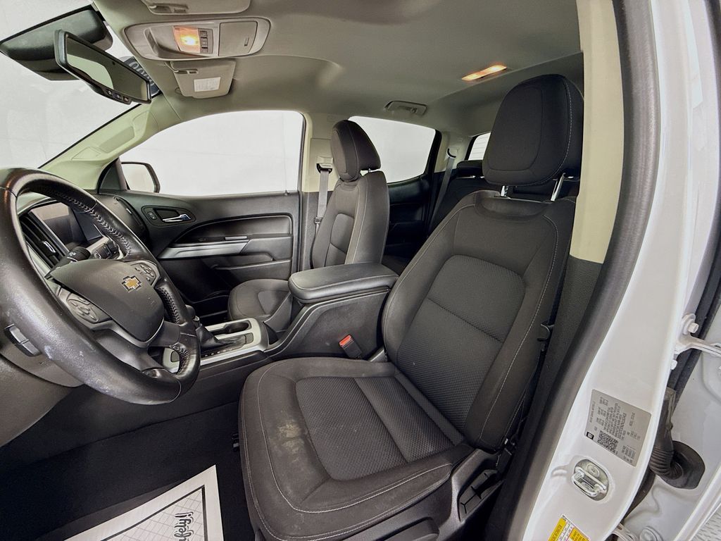2022 Chevrolet Colorado LT photo 2