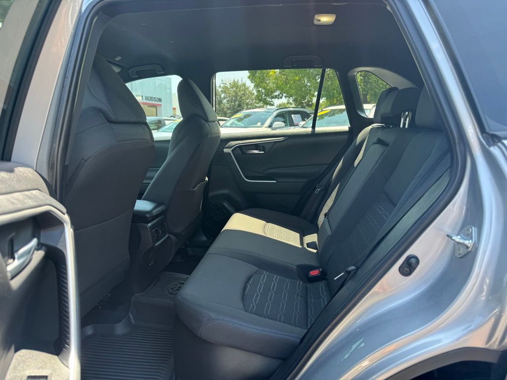 2024 Toyota RAV4 Hybrid SE photo 12