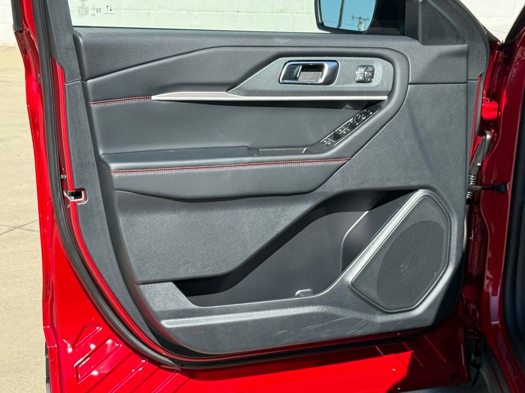 2025 Ford Explorer ST-Line photo 14