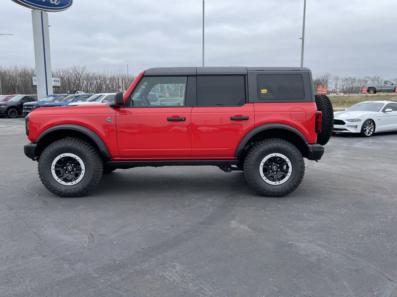 2024 Ford Bronco Black Diamond photo 2
