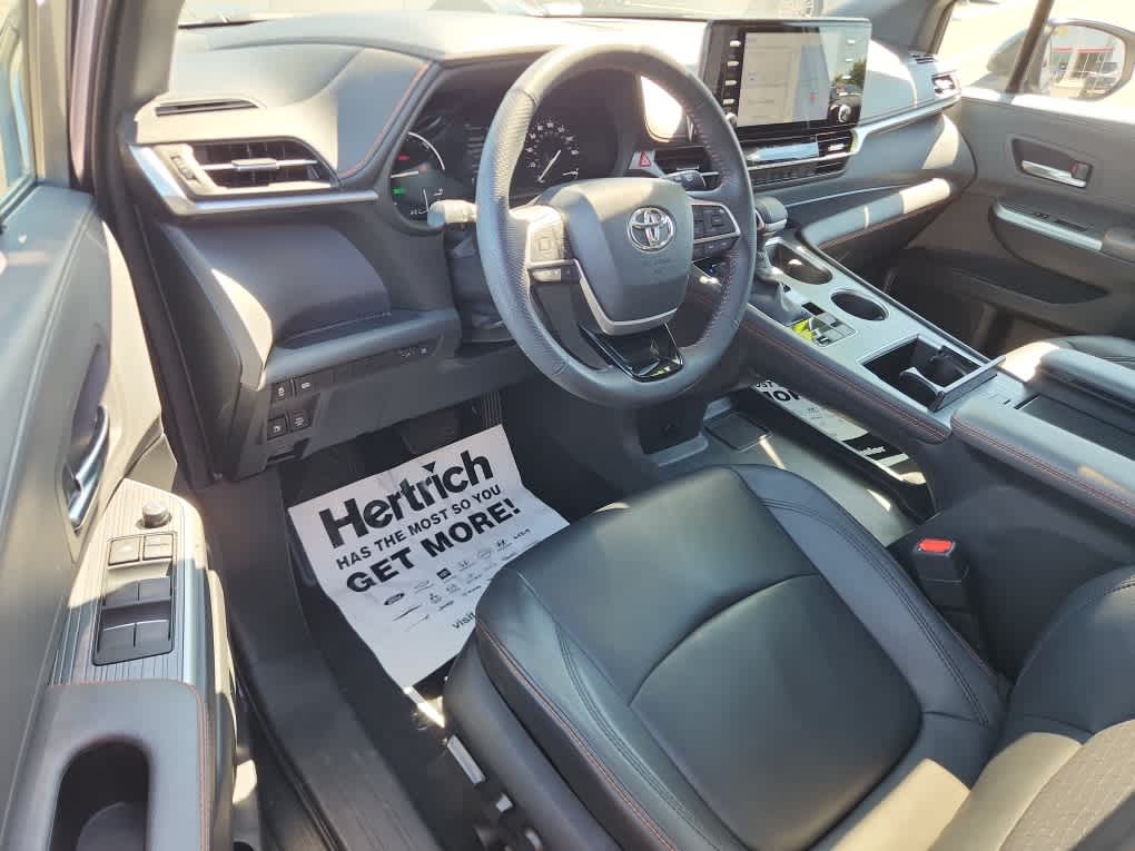 2022 Toyota Sienna XSE photo 9