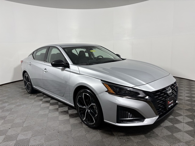 2024 Nissan Altima SR's photo