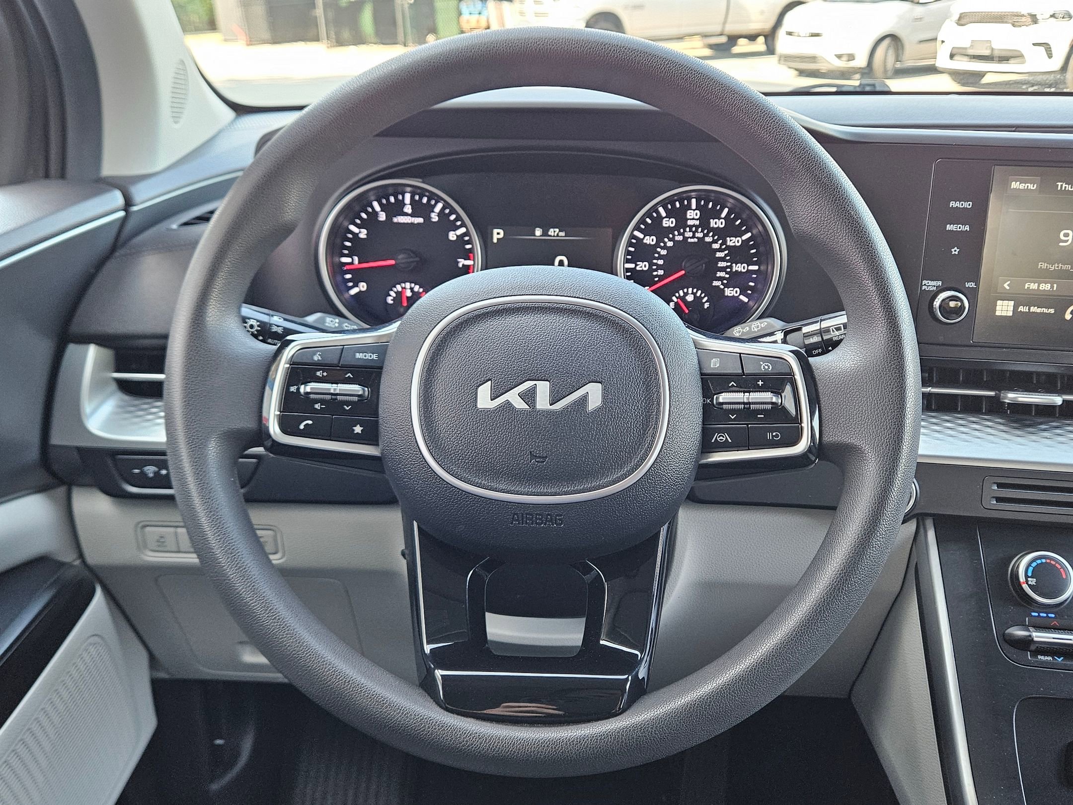 2023 Kia Carnival LX photo 12