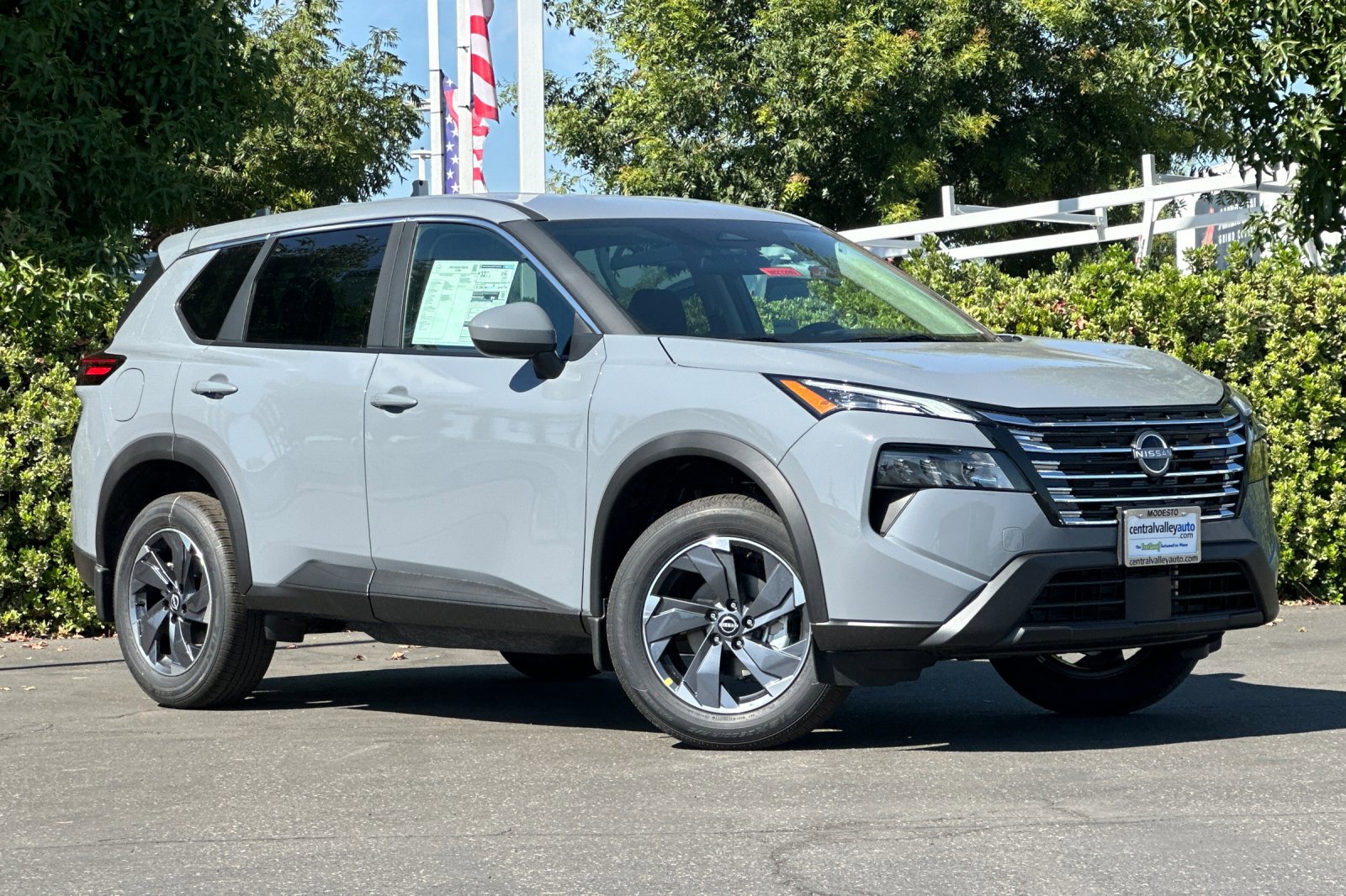 2026 Nissan Rogue SV photo 2