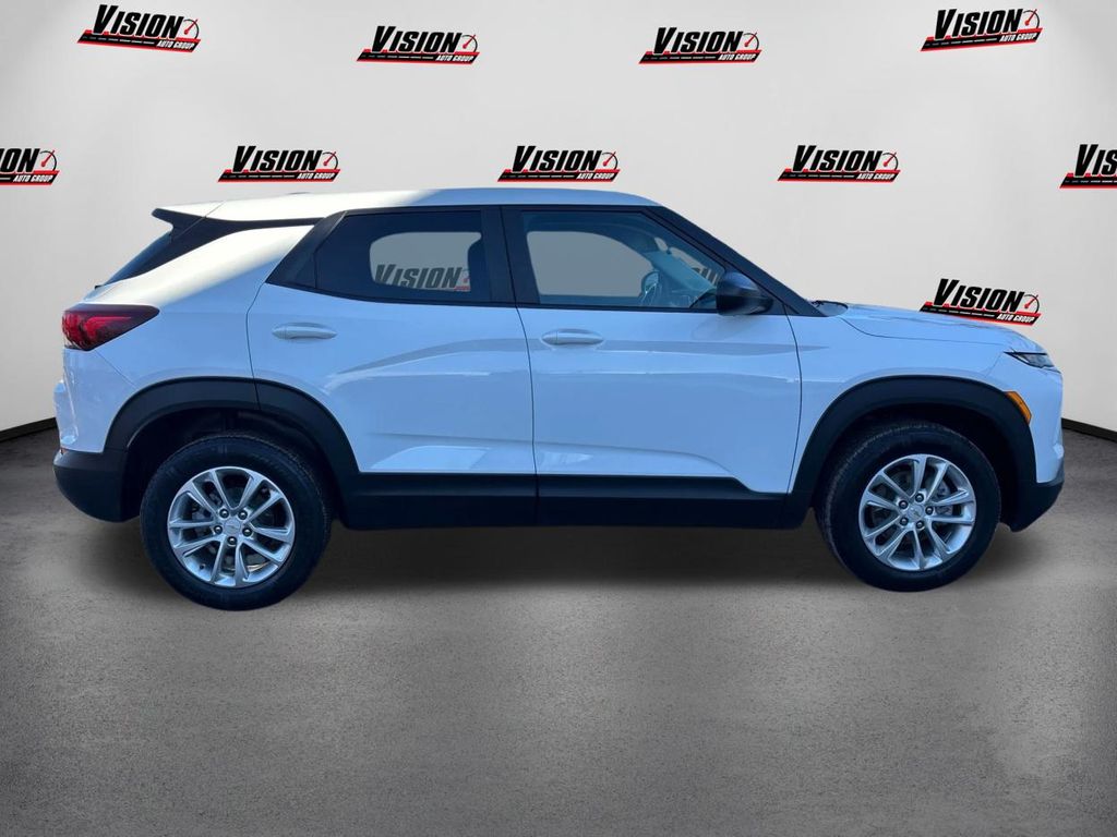 2024 Chevrolet Trailblazer LS photo 4