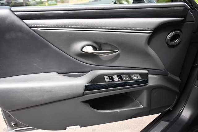 2022 Lexus ES 300h photo 18