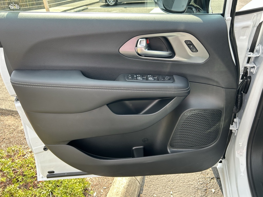 2026 Chrysler Pacifica photo 9
