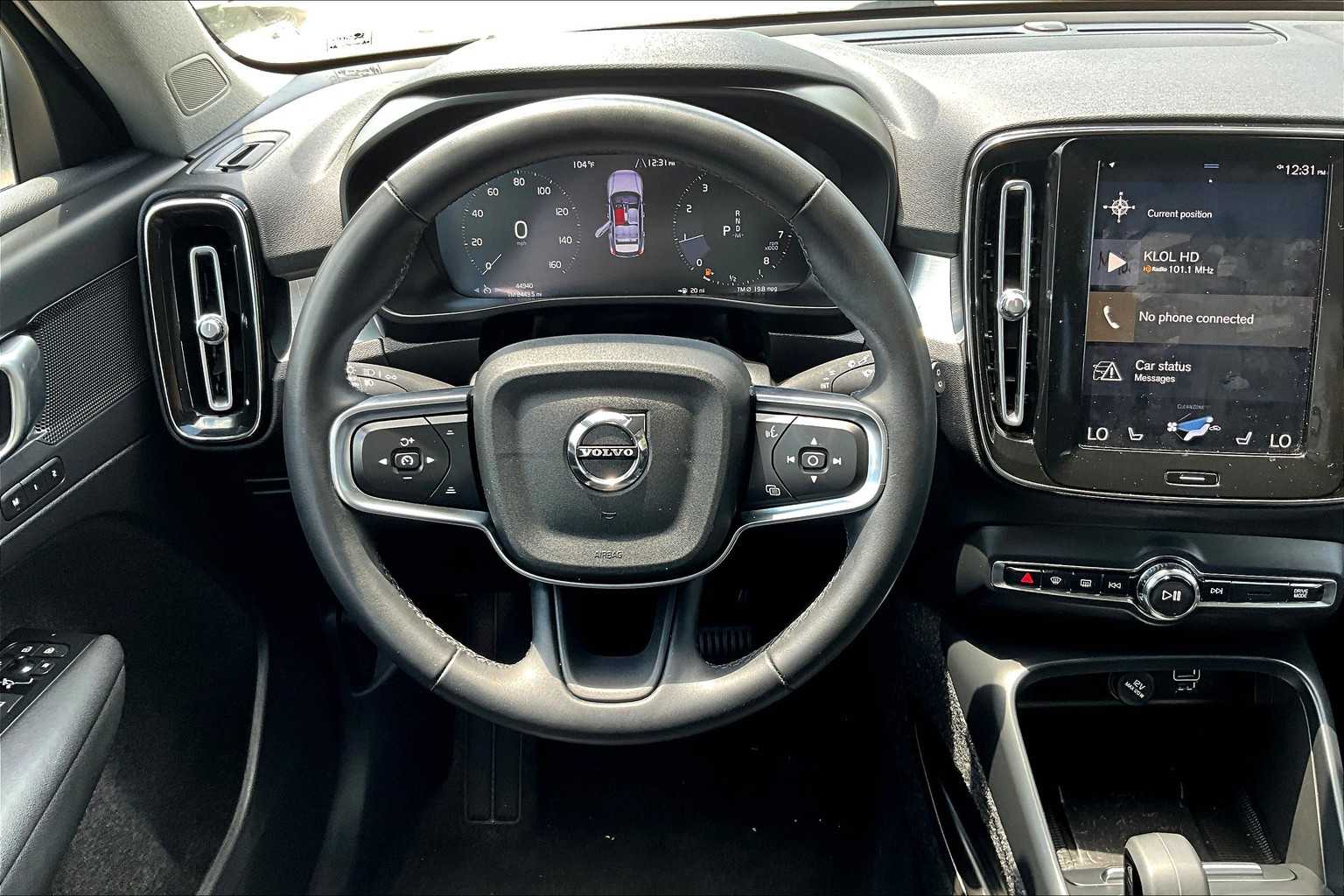 2022 Volvo XC40 Momentum photo 5