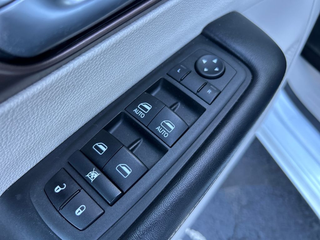 2022 Chrysler Voyager LX photo 10