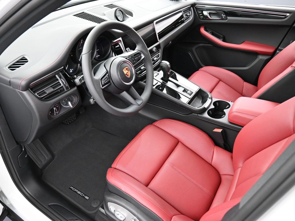 2025 Porsche Macan T photo 2