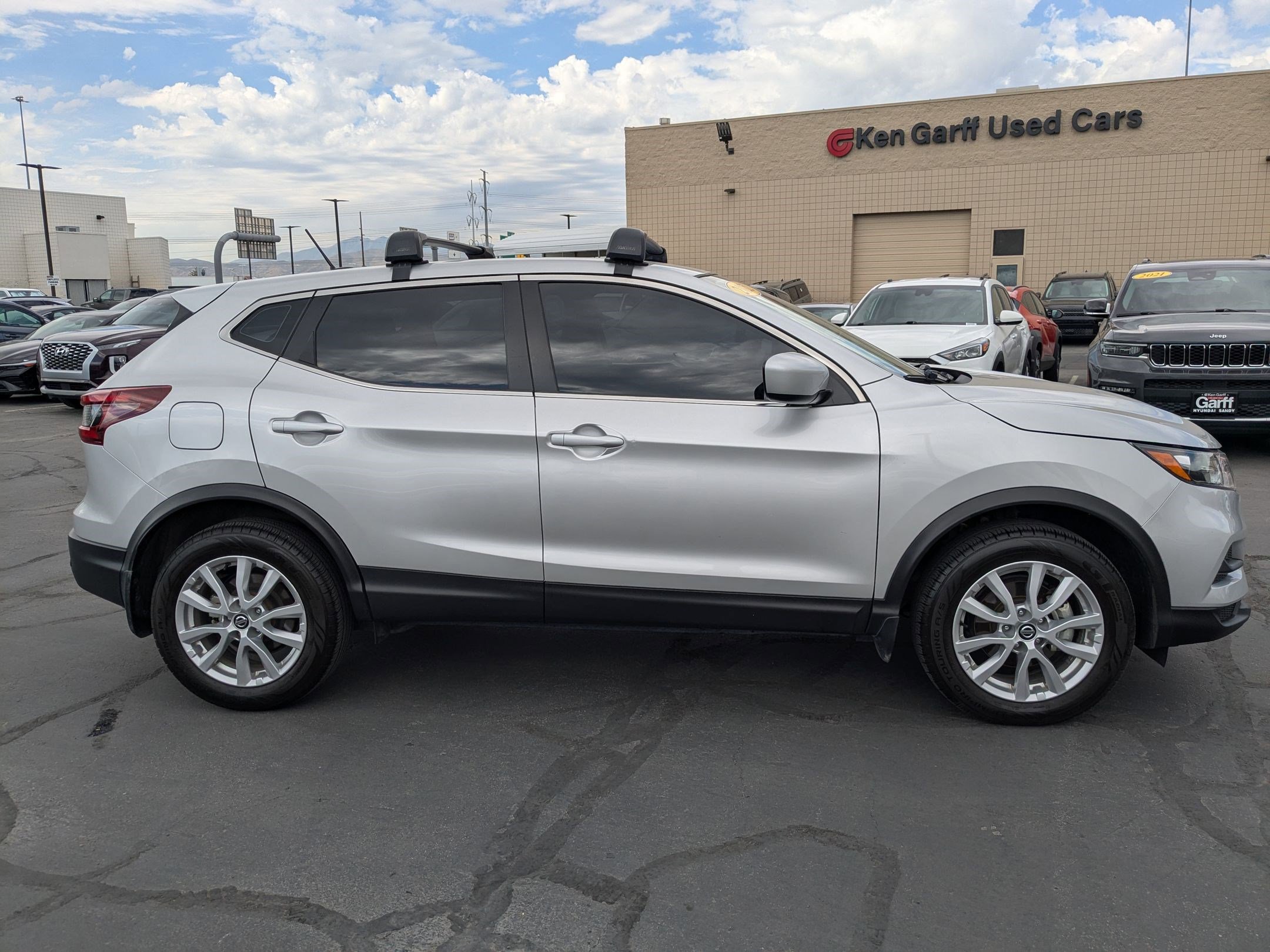 2022 Nissan Rogue Sport S photo 2