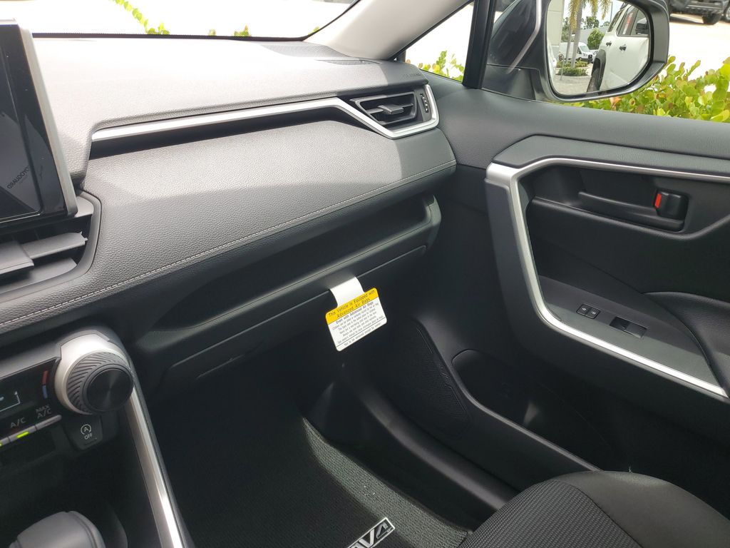 2025 Toyota RAV4 LE photo 29