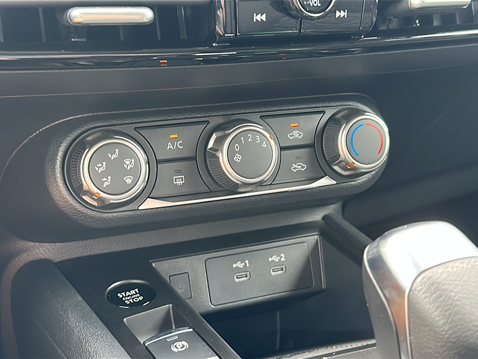 2025 Nissan Kicks SV photo 9