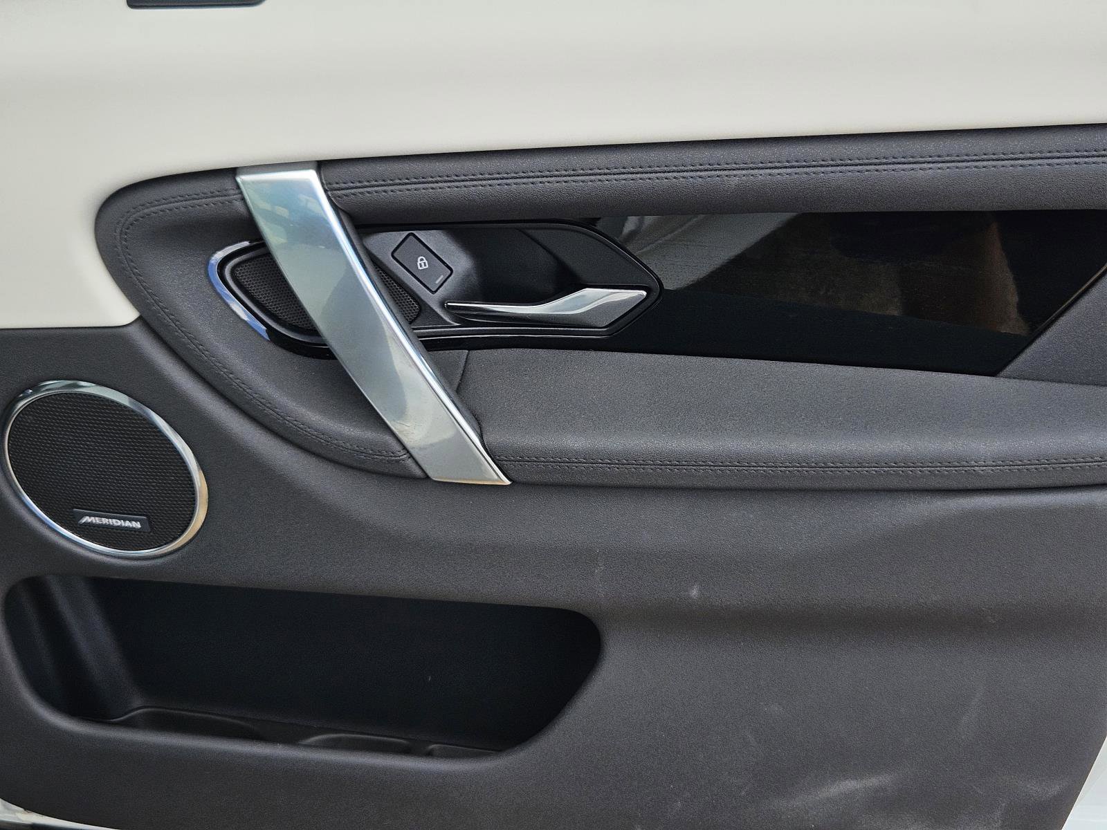 2025 Land Rover Discovery Sport S photo 40