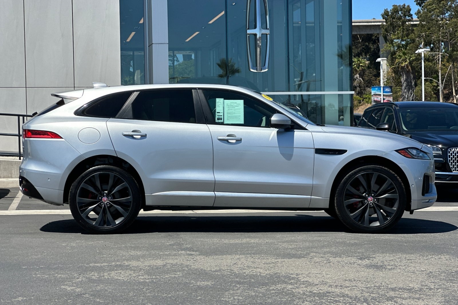 2017 Jaguar F-PACE First Edition photo 2