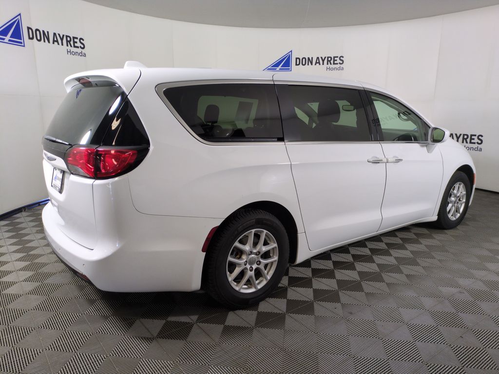 2020 Chrysler Pacifica Touring photo 5
