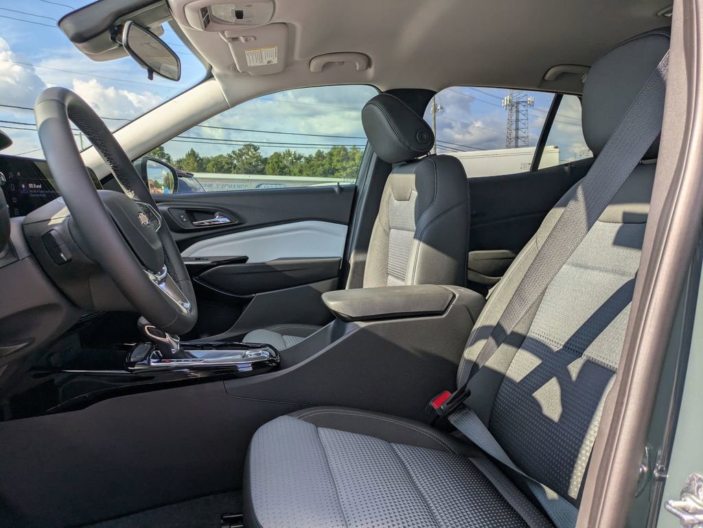 2025 Chevrolet Trax LT photo 12