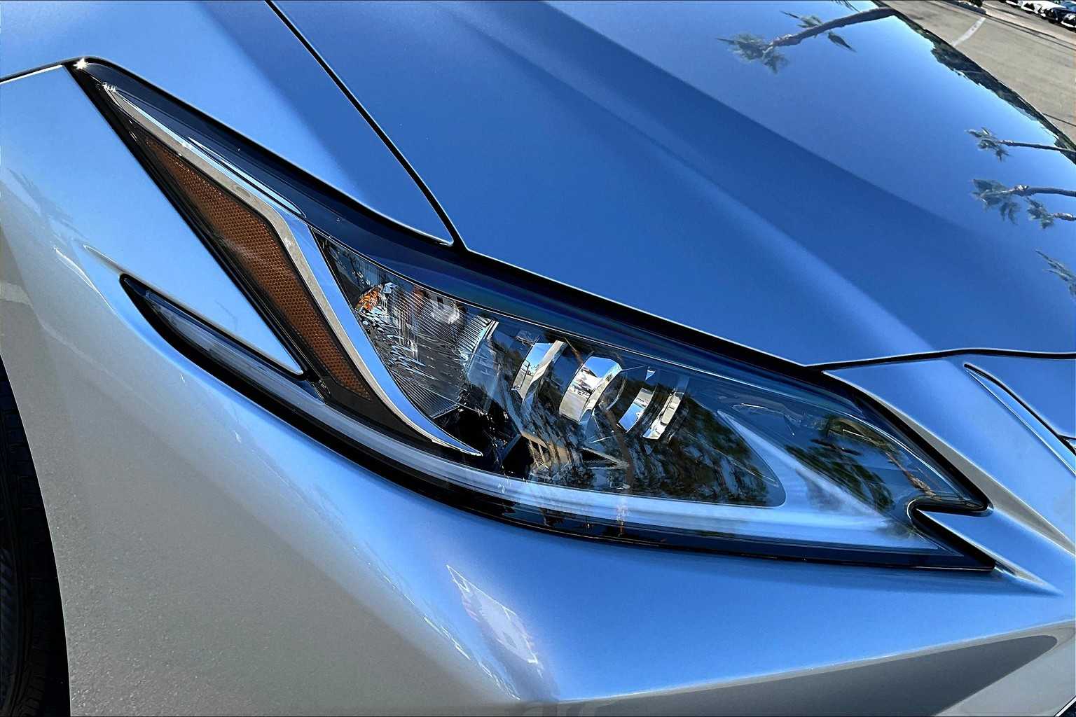 2025 Lexus ES 300h photo 25