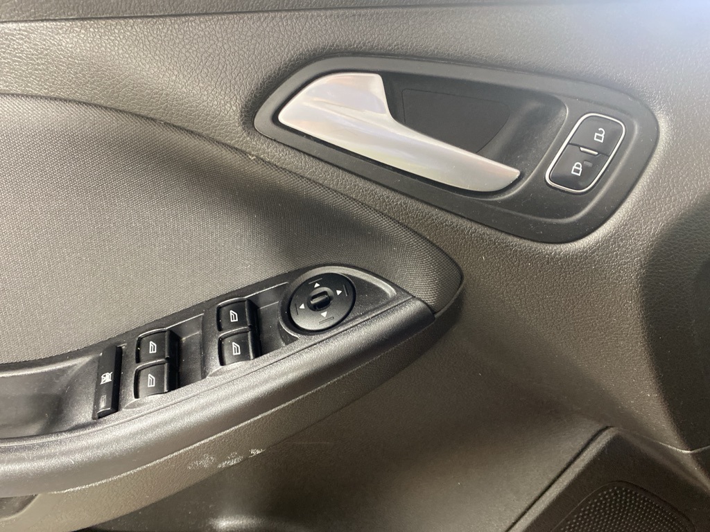 2016 Ford Focus SE photo 12