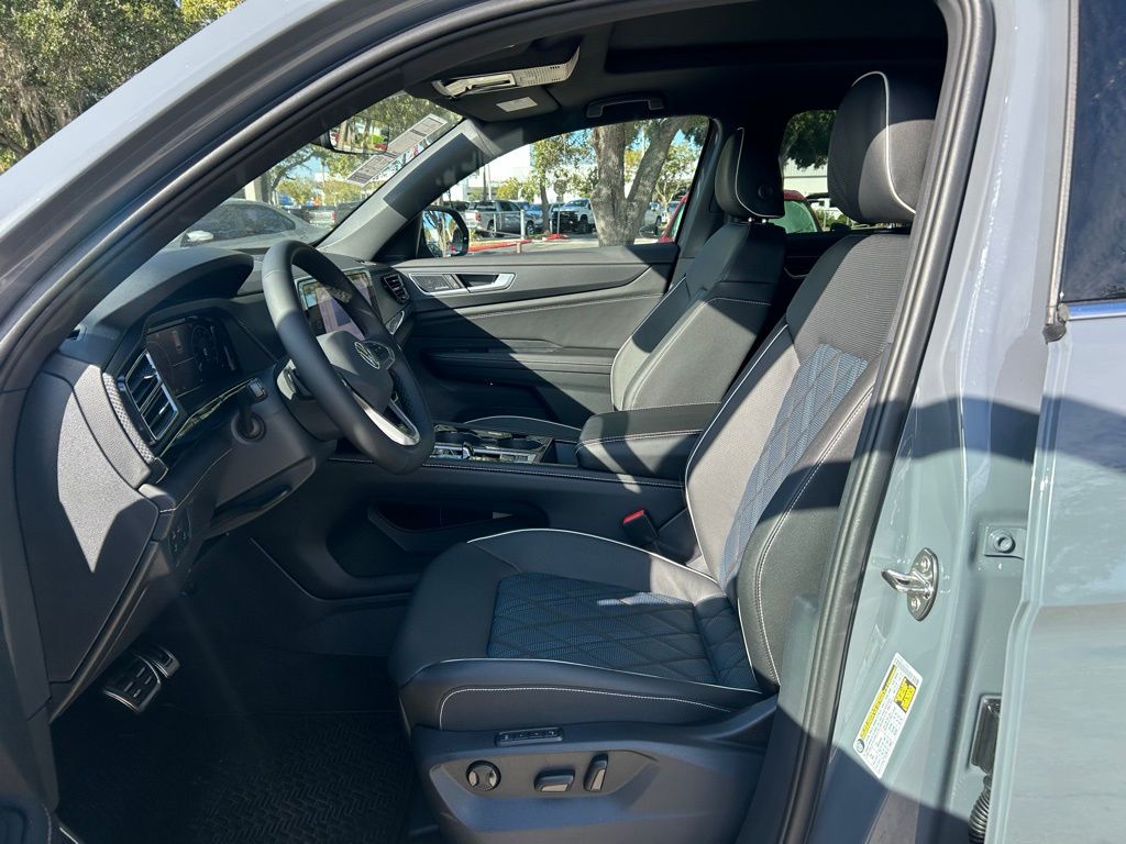 2026 Volkswagen Atlas Cross Sport SEL Premium R-Line photo 3