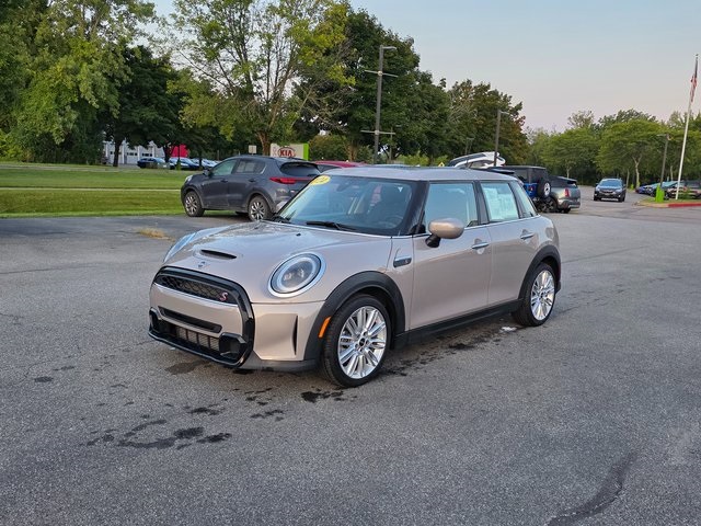 2024 Mini Cooper Hardtop S photo 2