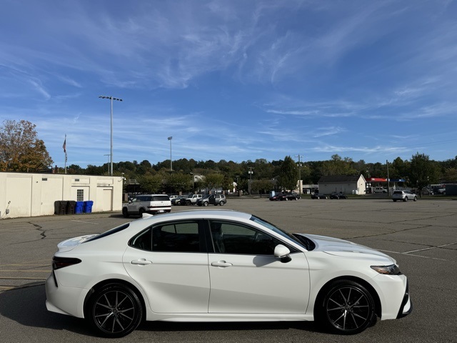 2024 Toyota Camry SE photo 4