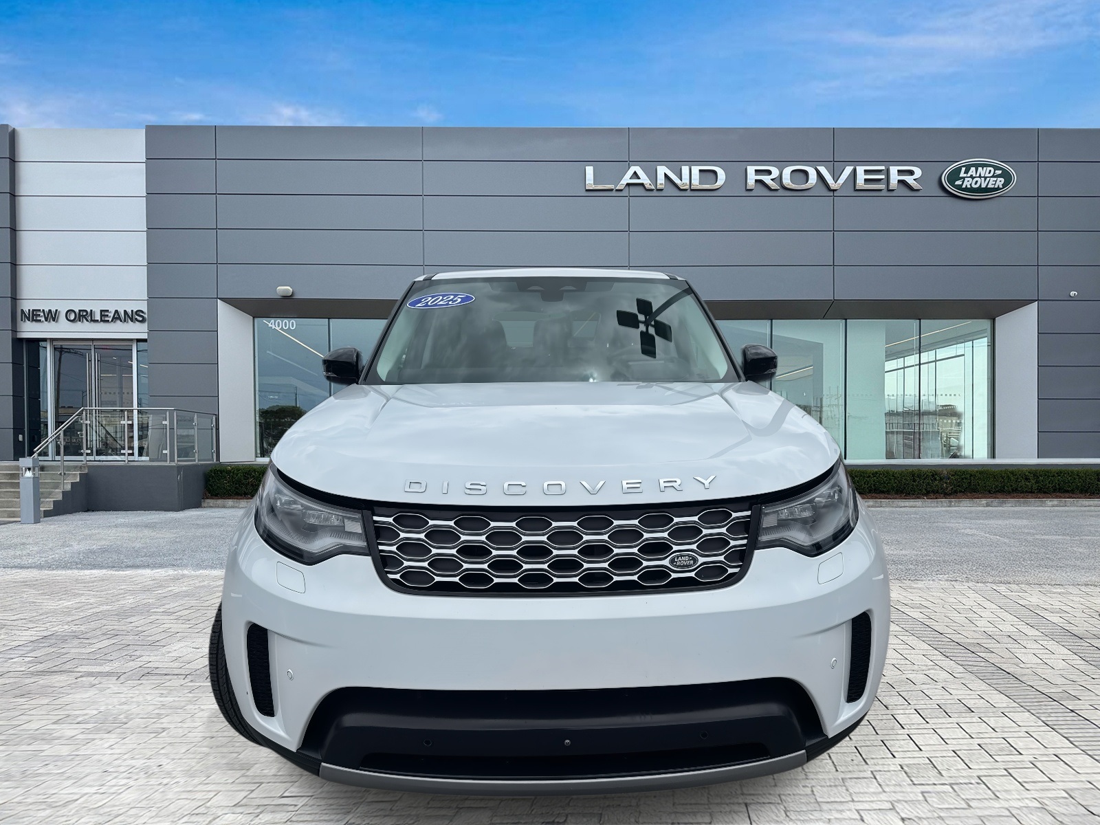2024 Land Rover Discovery S photo 3