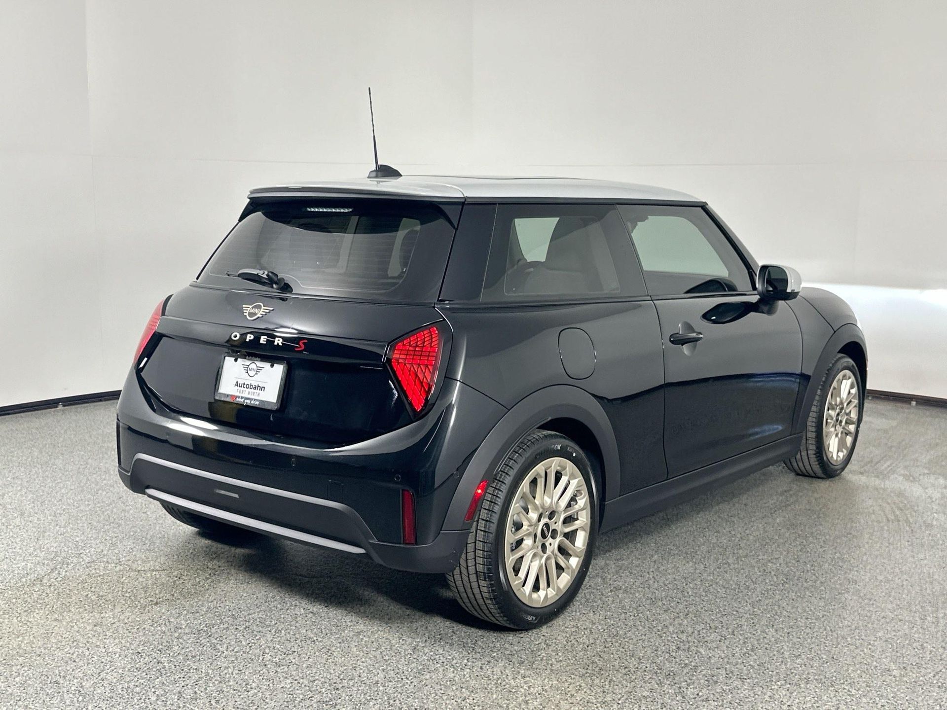 2025 Mini Cooper 2 Door Hardtop Iconic photo 4