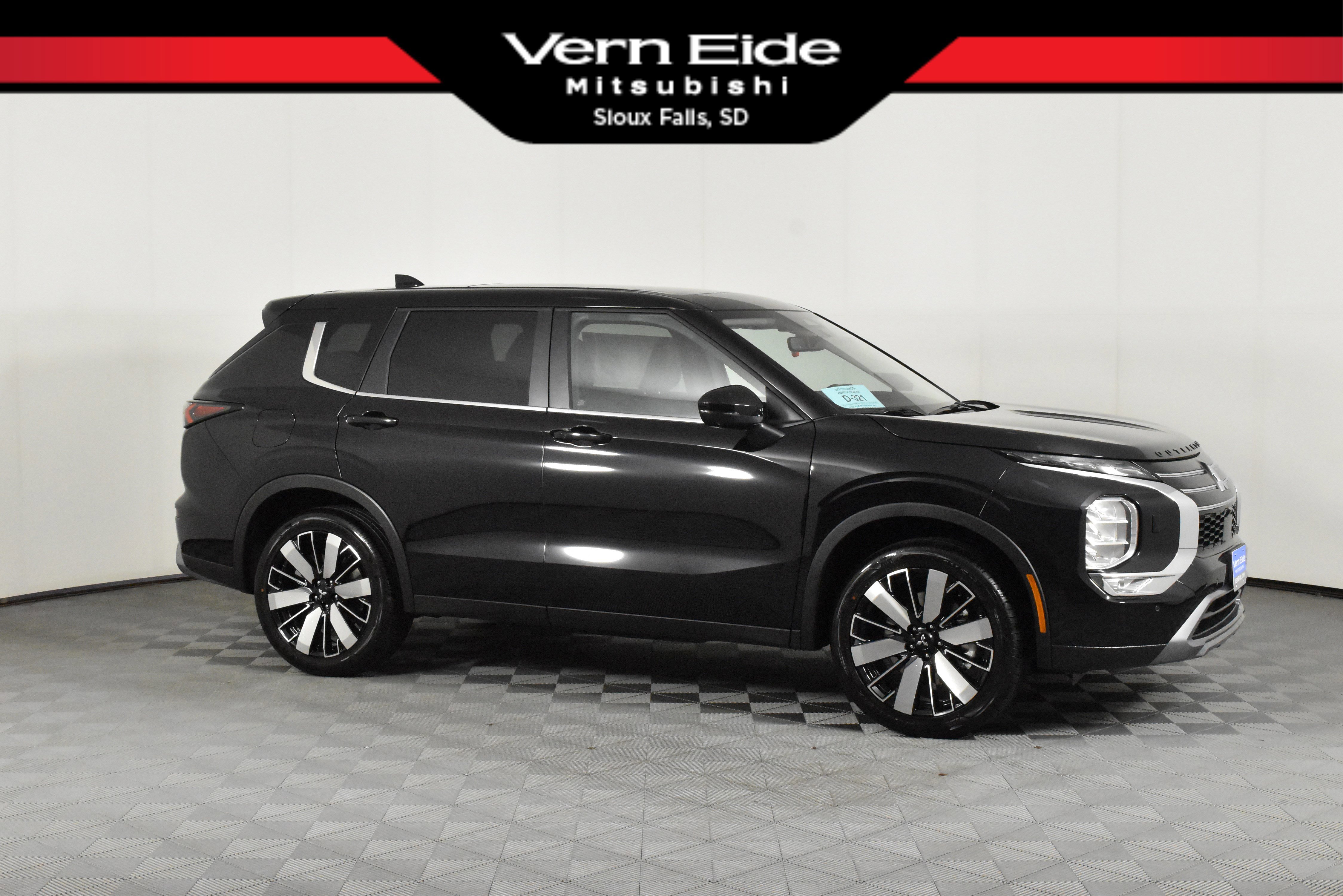 2025 Mitsubishi Outlander SE's photo