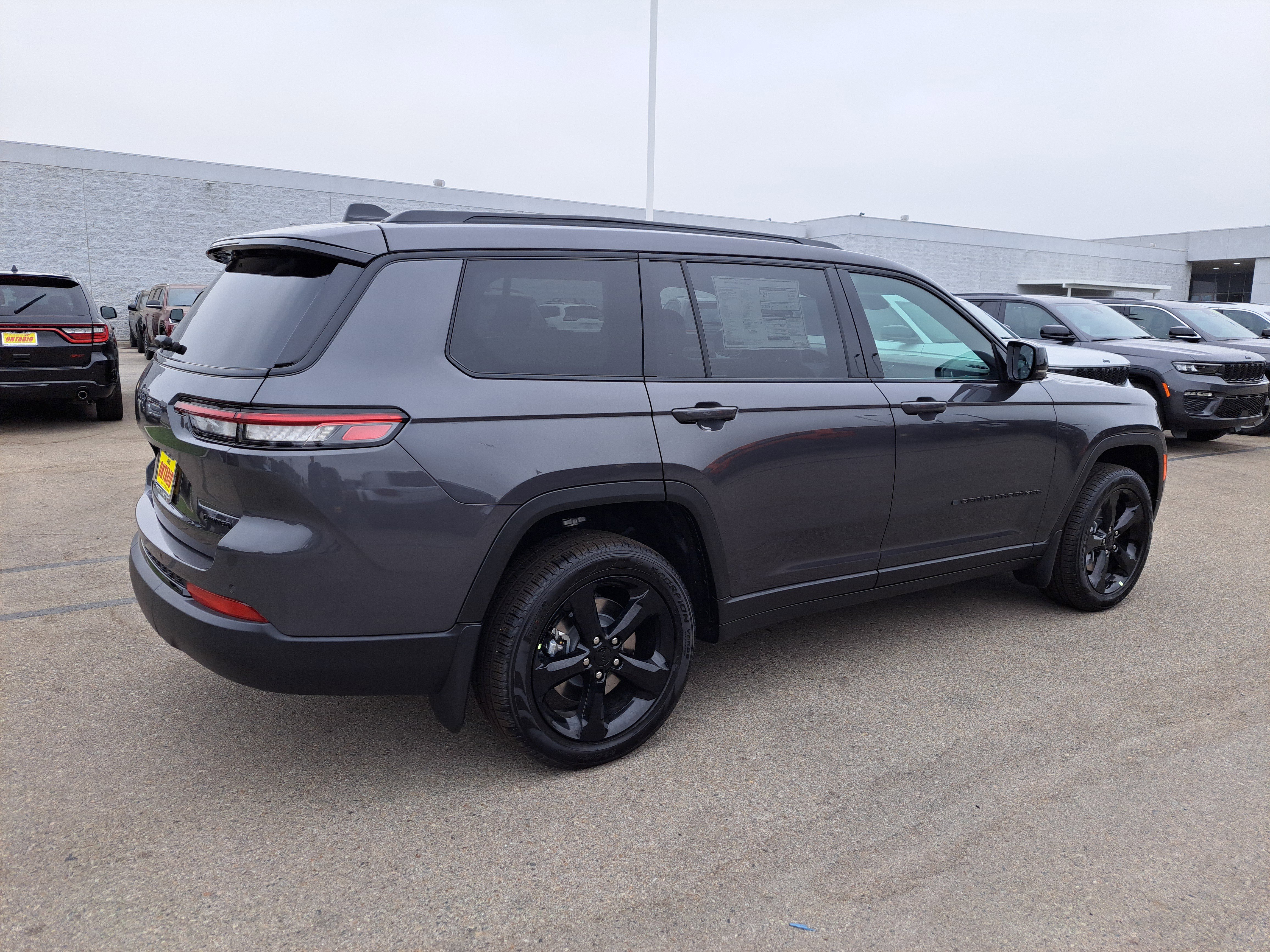 2025 Jeep Grand Cherokee Limited photo 3