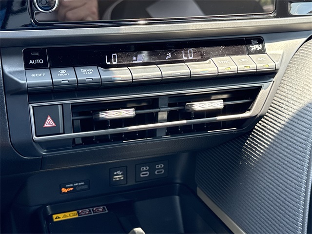 2025 Toyota Camry SE photo 22