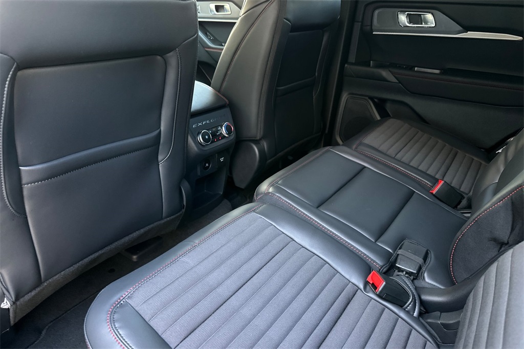 2025 Ford Explorer ST-Line photo 4