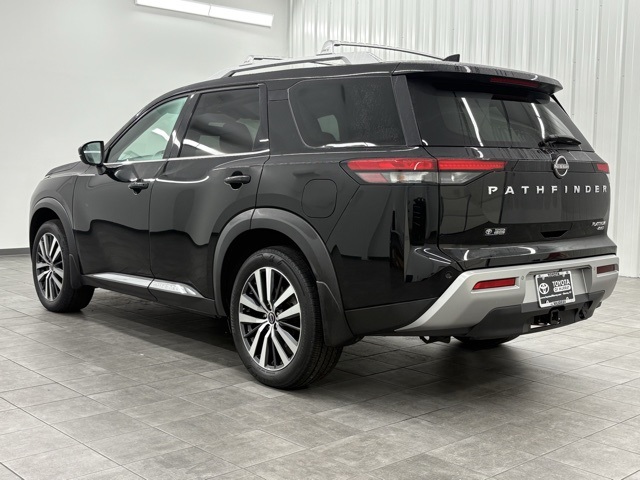 2022 Nissan Pathfinder Platinum photo 2