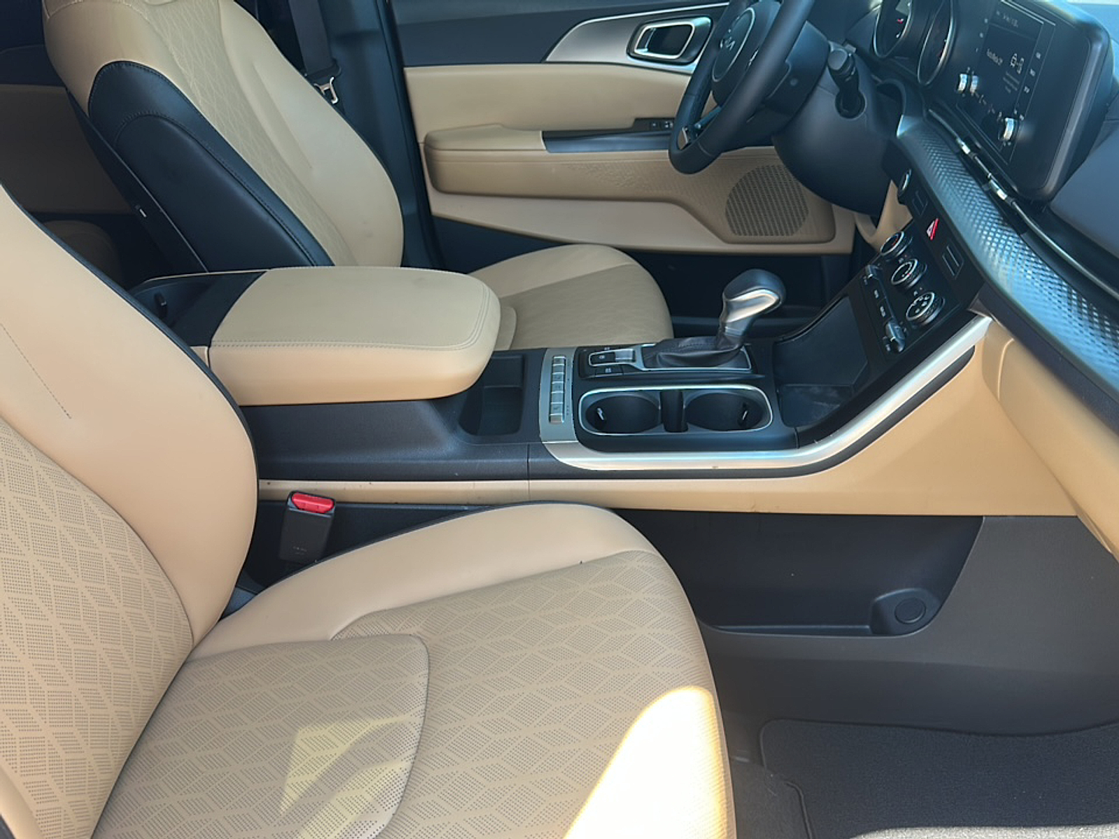 2024 Kia Carnival LX photo 9