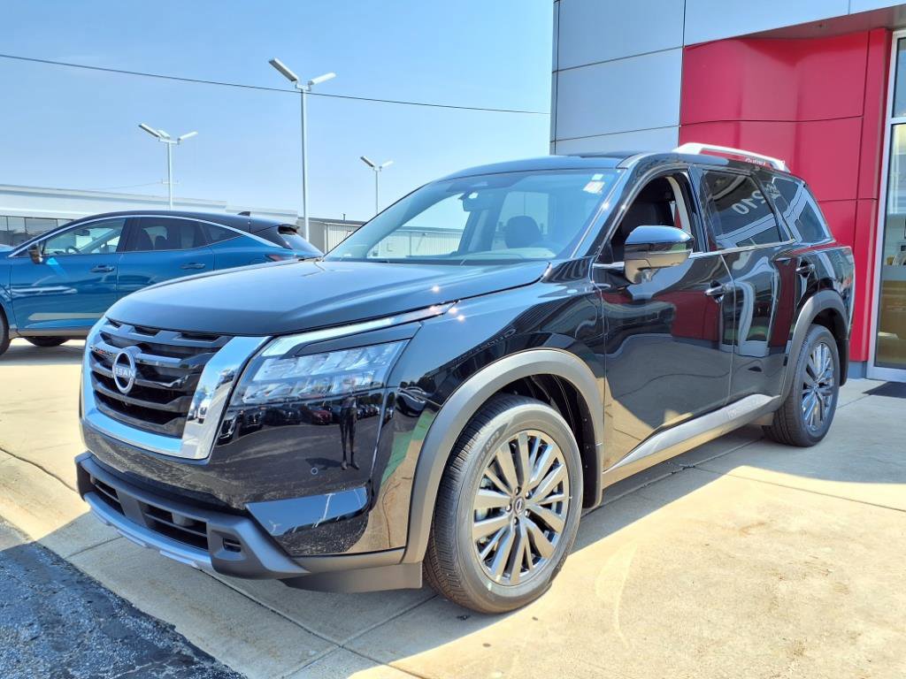 2025 Nissan Pathfinder SL photo 3