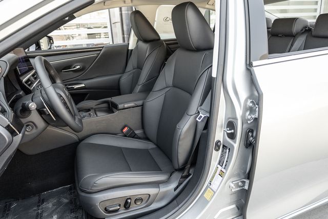 2025 Lexus ES 300h photo 6