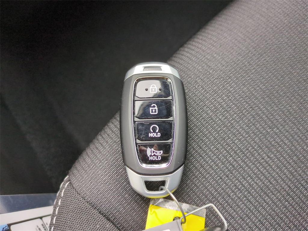 2025 Hyundai Venue SEL photo 24