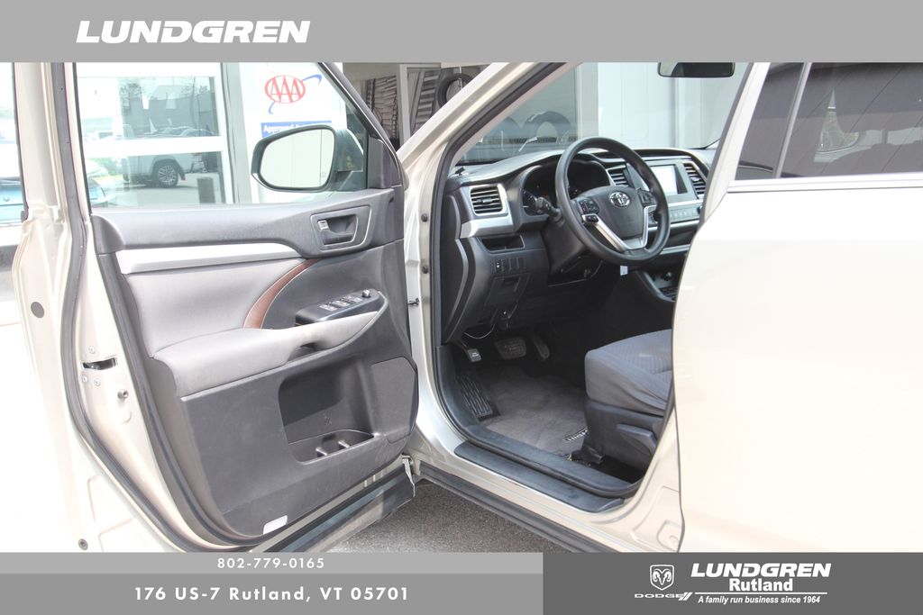 2015 Toyota Highlander LE Plus photo 10