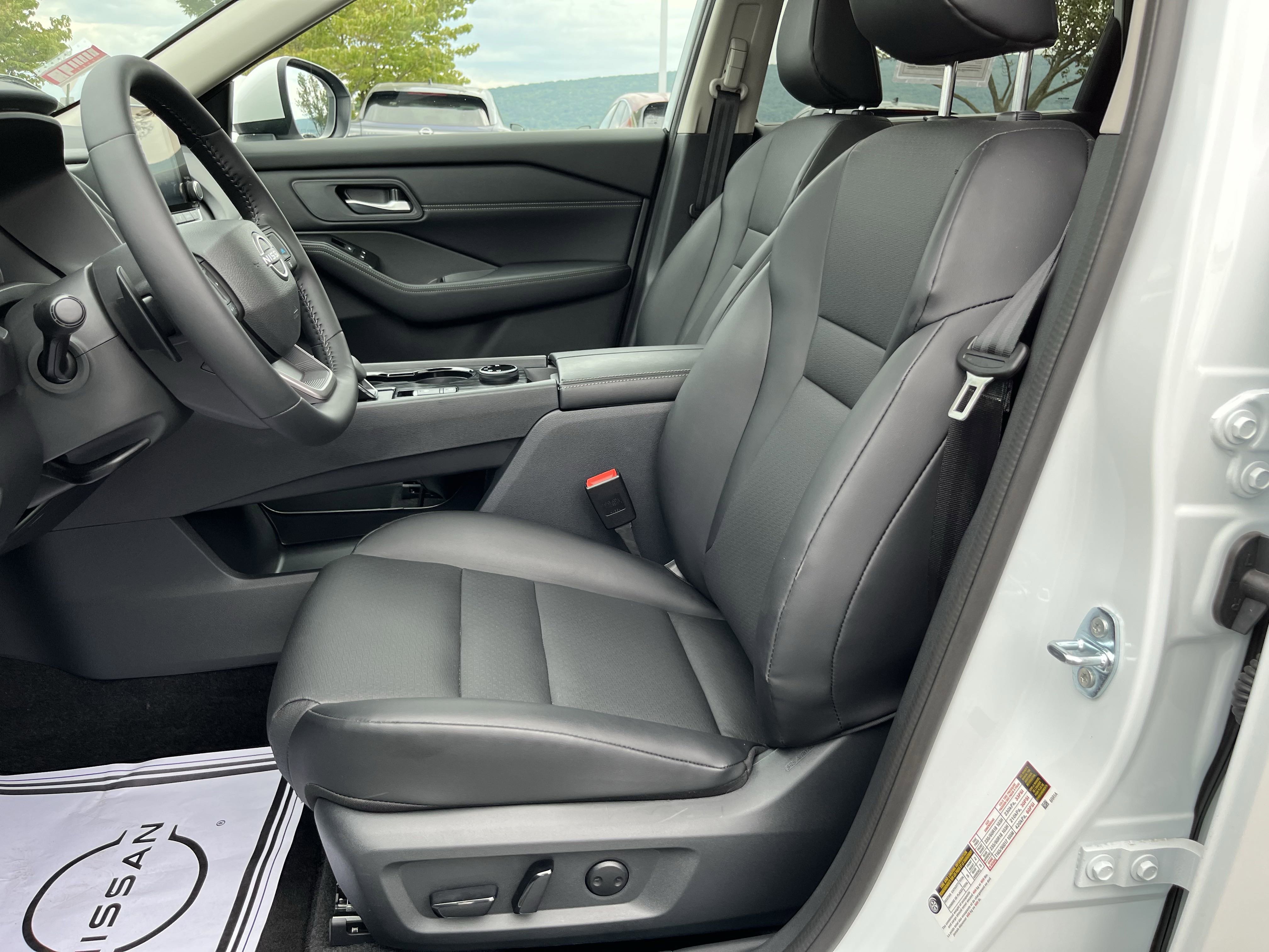2025 Nissan Rogue AWD SV photo 2