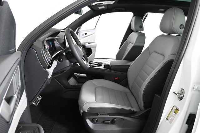 2025 Volkswagen Atlas Cross Sport SEL R-Line photo 16