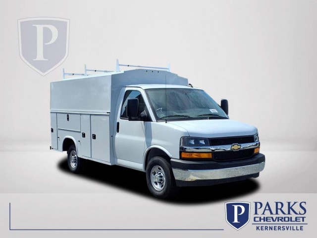 2025 Chevrolet Express Cutaway Base's photo